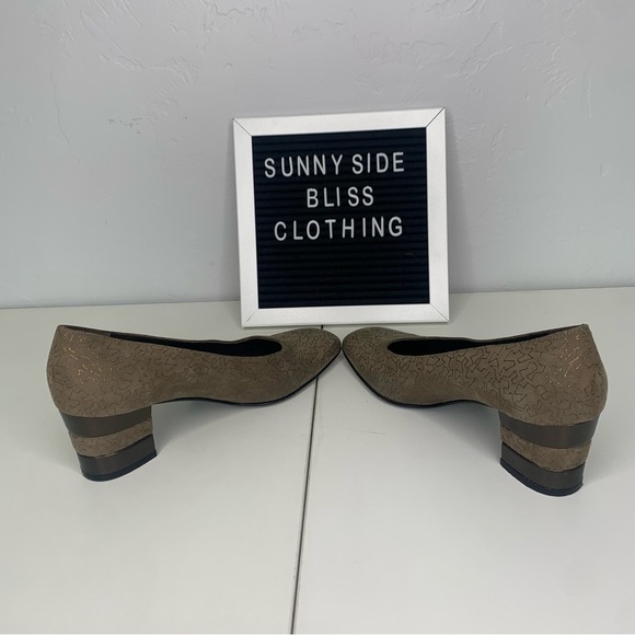 Salvatore Ferragamo Italian Women’s Taupe/Tan Low Heels Size 7 - Picture 5 of 12